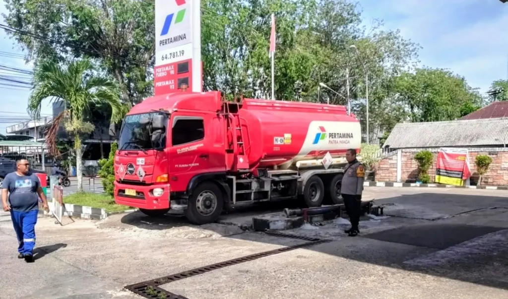 Antrean BBM di SPBU Pontianak kini terkendali dengan pengawasan polisi.