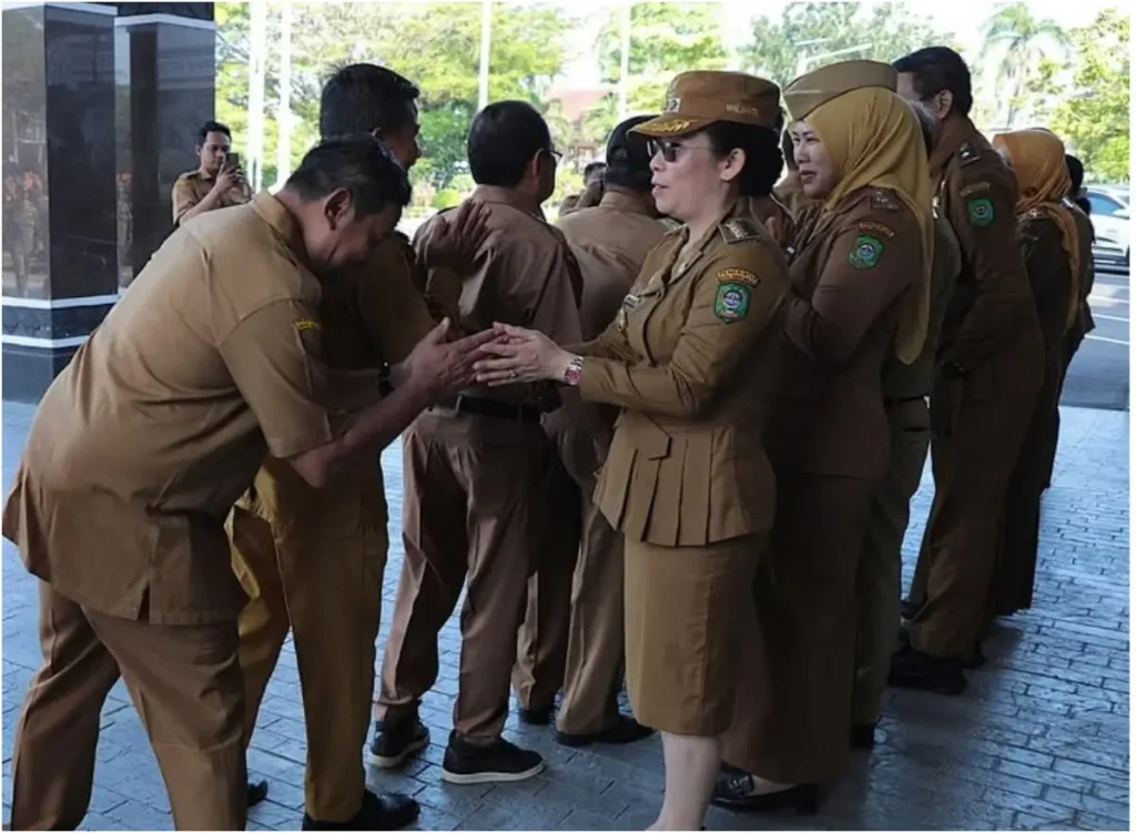 Wali Kota Singkawang Tjhai Chui Mie usai memimpin apel gabungan ASN dan menegaskan pentingnya disiplin usai libur Lebaran.