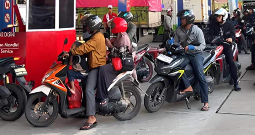 Antrean kendaraan di salah satu SPBU Kota Pontianak.