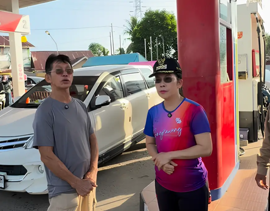 Wali Kota Tjhai Chui Mie meninjau antrean kendaraan di SPBU di Singkawang untuk memastikan stok BBM dari PT Pertamina (Persero) tetap aman.