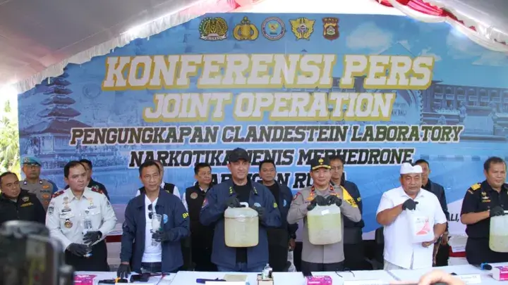 Petugas BNN RI menunjukkan barang bukti laboratorium narkoba mephedrone jaringan Rusia yang dibongkar di Gianyar, Bali.
