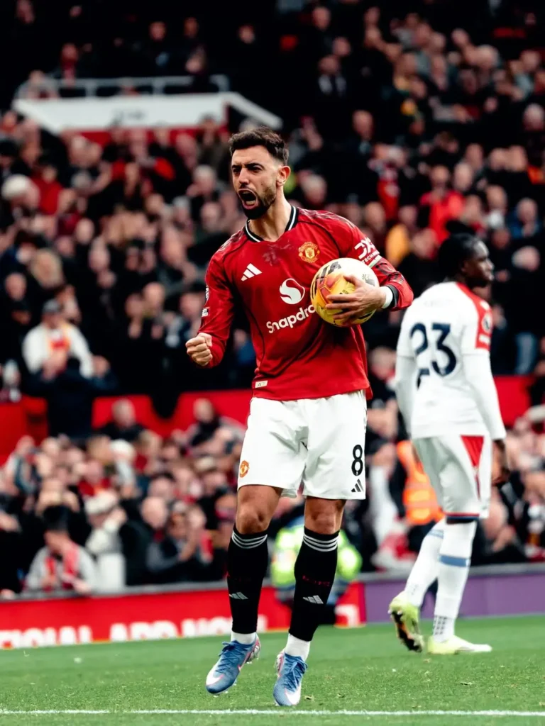 Pemain Manchester United, Bruno Fernandes merayakan gol kemenangan ke gawang Crystal Palace di Old Trafford.