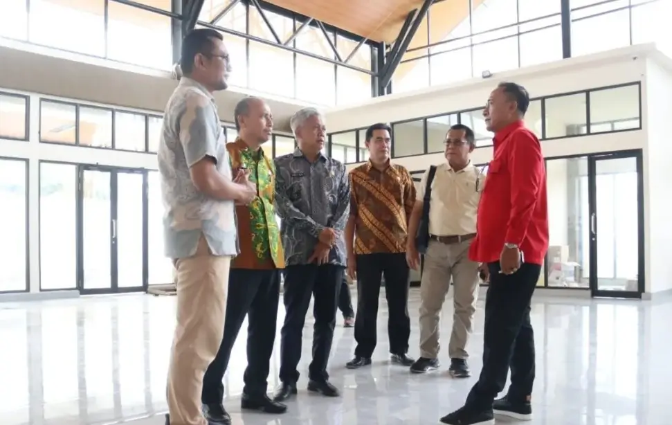 Wakil Gubernur Kalbar Krisantus Kurniawan meninjau pembangunan terminal baru Bandara Rahadi Oesman di Kabupaten Ketapang.