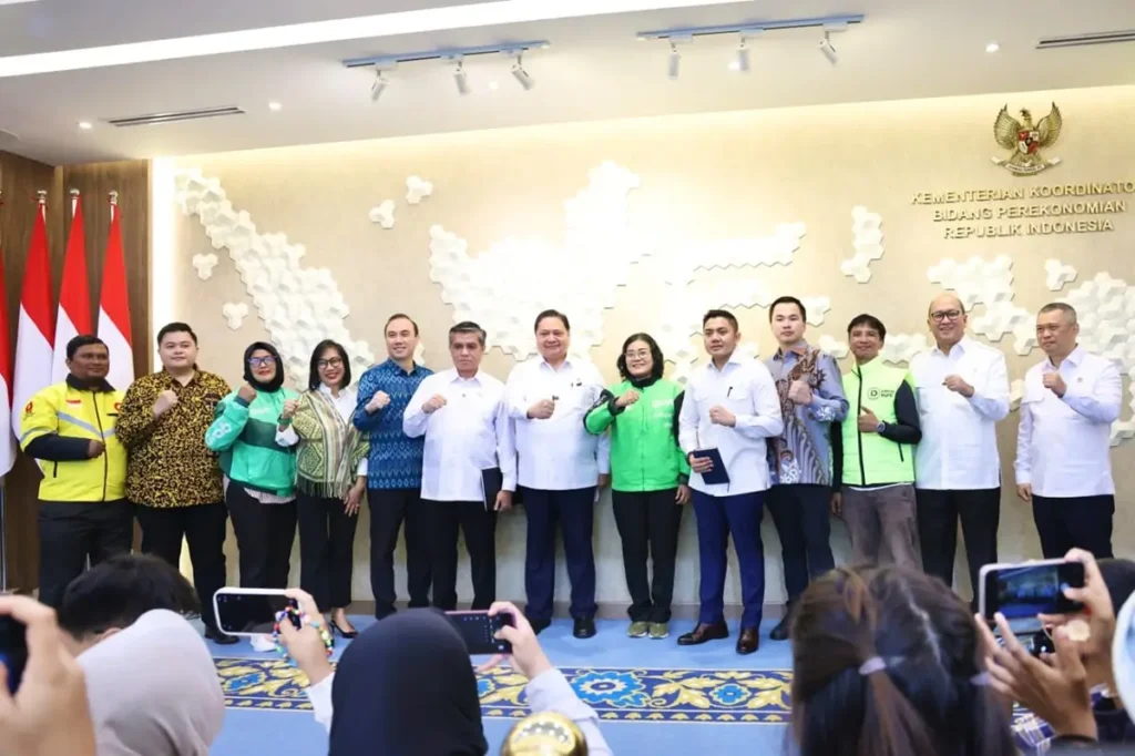 Menaker Yassierli mengumumkan kewajiban pembayaran Bonus Hari Raya 2026 bagi driver dan kurir online di Jakarta.