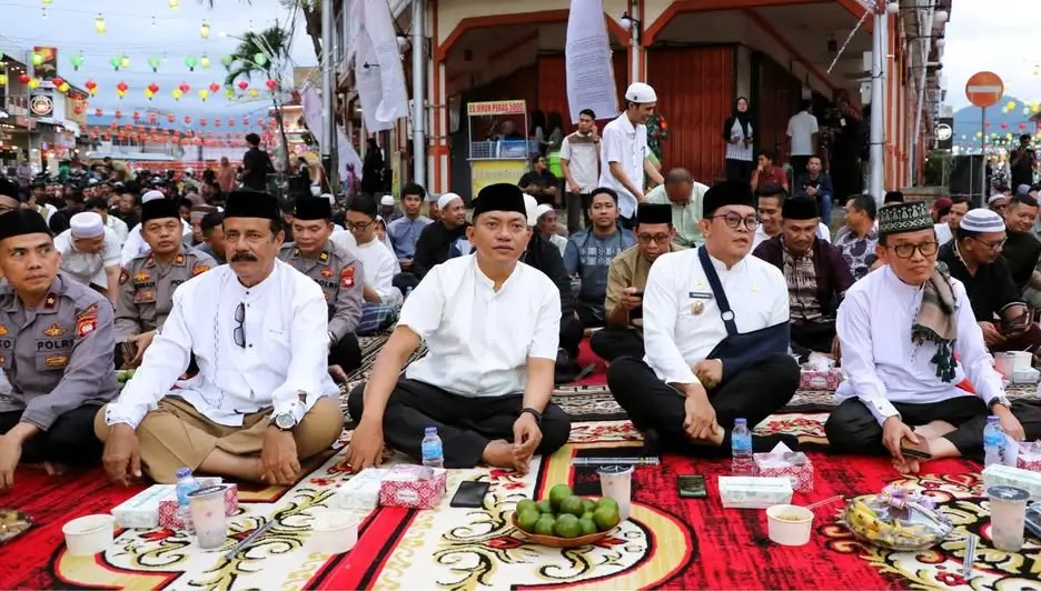 Wakil Wali Kota Singkawang Muhammadin menghadiri Bukber Akbar Singkawang 2026 di Masjid Raya bersama masyarakat, Jumat (6/3/2026).