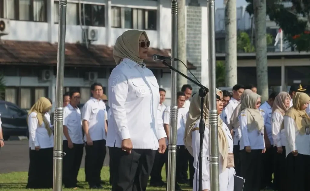 Bupati Erlina memimpin apel gabungan ASN Pemkab Mempawah usai libur Idulfitri 2026.