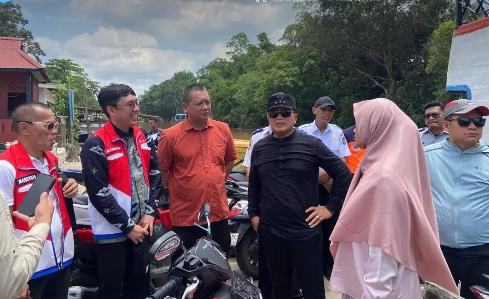 Bupati Sujiwo meninjau Dermaga Rasau Jaya dan menyoroti sampah di sungai.