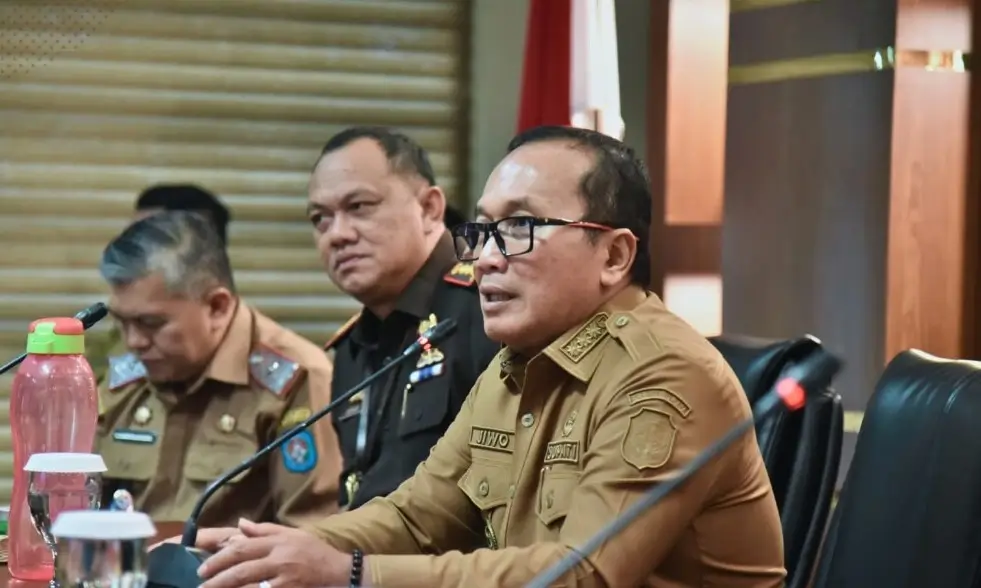 Bupati Kubu Raya Sujiwo memimpin rapat koordinasi dan mengingatkan ancaman karhutla serta El Nino ekstrem di wilayahnya.