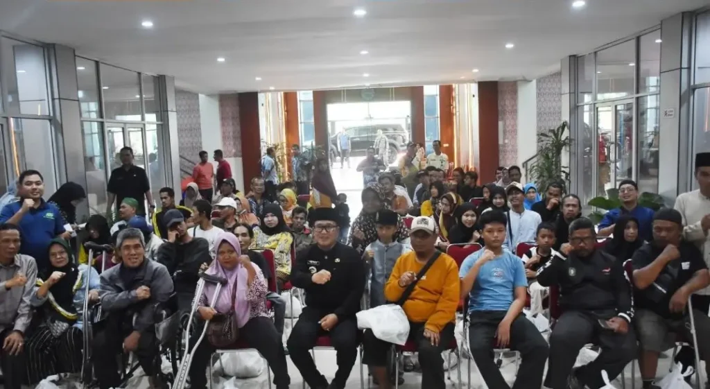 Bupati Sujiwo menyerahkan bantuan sembako kepada penyandang disabilitas di Kubu Raya saat Ramadan.