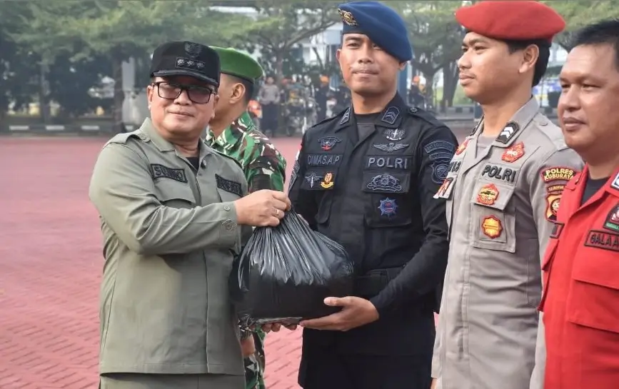 Bupati Sujiwo menyerahkan paket sembako kepada relawan damkar usai Apel Siaga Karhutla di Kantor Bupati Kubu Raya.