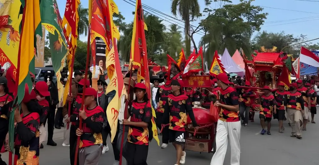 Suasana meriah perayaan Cap Go Meh 2026 di Singkawang dengan parade Tatung dan ribuan warga memenuhi sepanjang jalan kota.