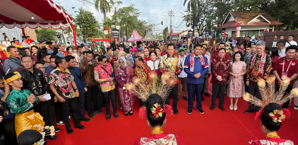 Gubernur Kalimantan Barat Ria Norsan bersama jajaran Pemkot Singkawang dan sejumlah menteri menghadiri perayaan Cap Go Meh 2026 di Singkawang.