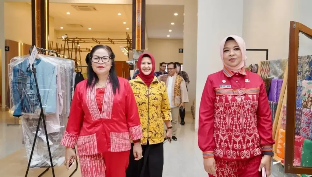 Wakil Ketua Dekranasda Kalbar Donata Dirasig Krisantus mengikuti Kick Off Road to HUT Dekranas ke-46 secara virtual di Pontianak.