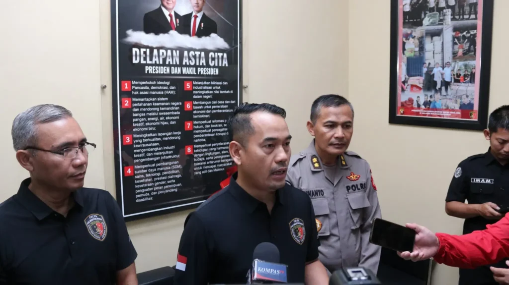 Direktur Reserse Kriminal Khusus Polda Kalimantan Barat, Burhanuddin, saat memberikan keterangan pers terkait kasus oli palsu.