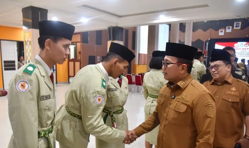 Bupati Kubu Raya Sujiwo saat mengukuhkan Duta Pancasila Paskibraka Indonesia Kabupaten Kubu Raya di Aula Praja Utama Kantor Bupati.
