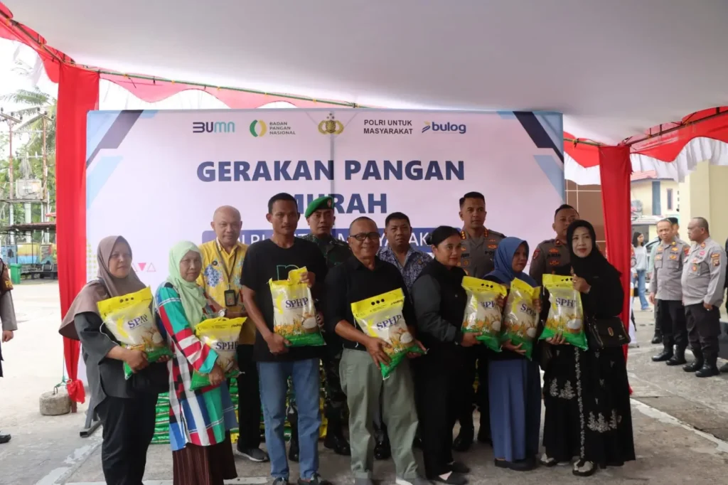 Warga membeli beras SPHP dalam kegiatan Gerakan Pangan Murah yang digelar Polresta Pontianak menjelang Idul Fitri.