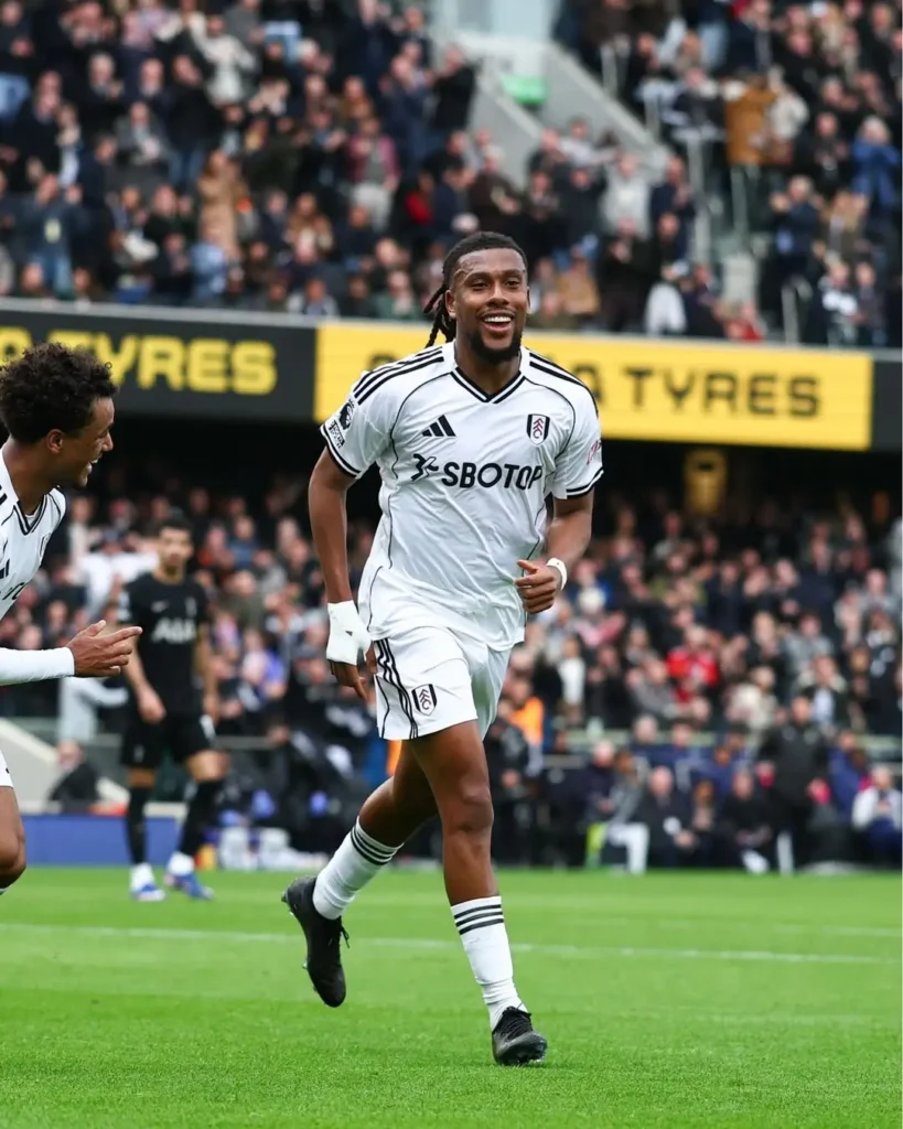 Alex Iwobi merayakan gol untuk Fulham saat menghadapi Tottenham Hotspur di Craven Cottage
