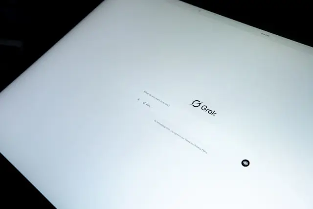 Ilustrasi chatbot Grok milik xAI yang memicu kontroversi hingga digugat Baltimore.