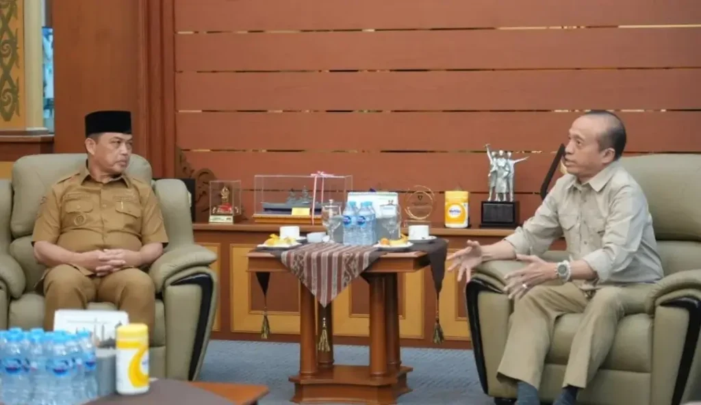 Gubernur Kalbar Ria Norsan bersama Ketua DKN Bambang Hendroyono saat audiensi membahas penguatan target FOLU Net Sink 2030 di Kalimantan Barat.