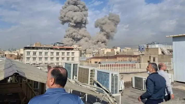 Asap hitam membubung di langit Teheran setelah serangan rudal dan udara oleh pasukan AS dan Israel di kawasan Iran.