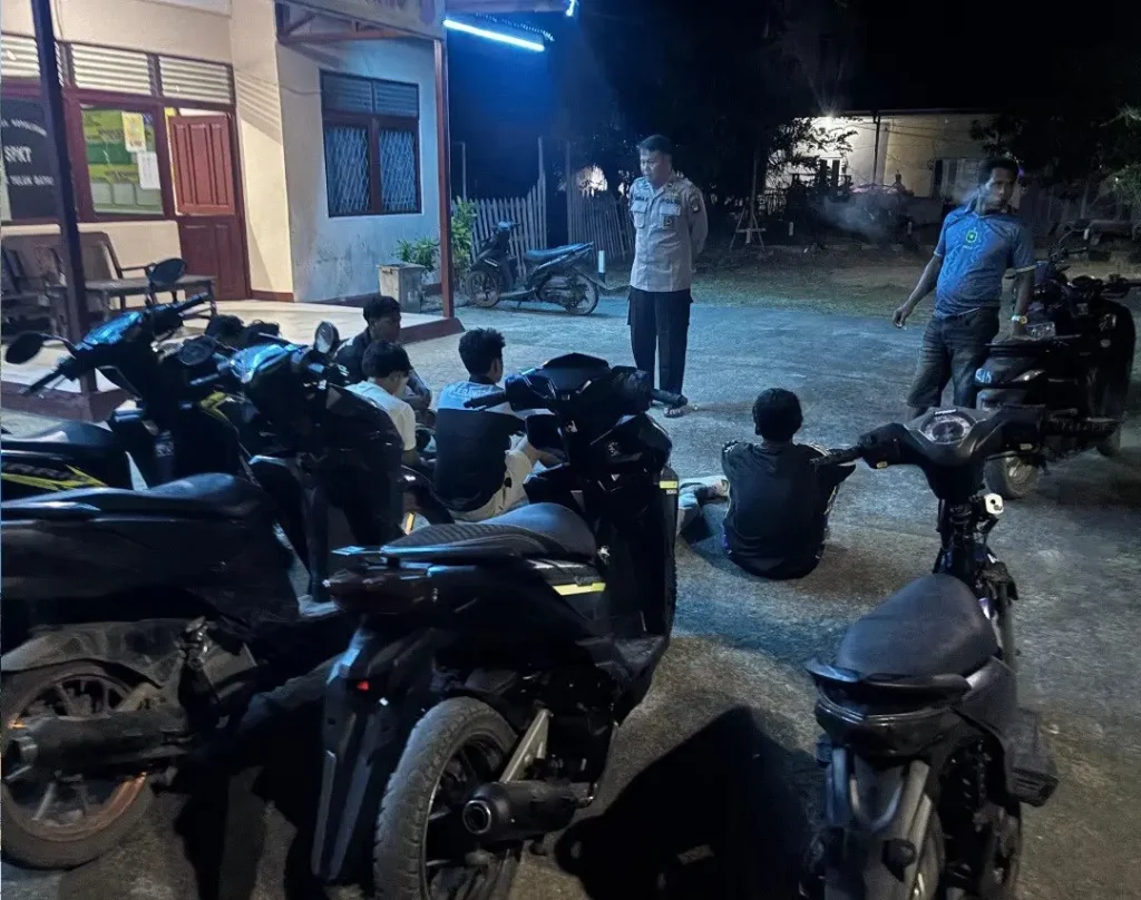 Petugas Polsek Teluk Batang menertibkan motor knalpot brong saat razia balap liar di Kayong Utara selama Ramadan.