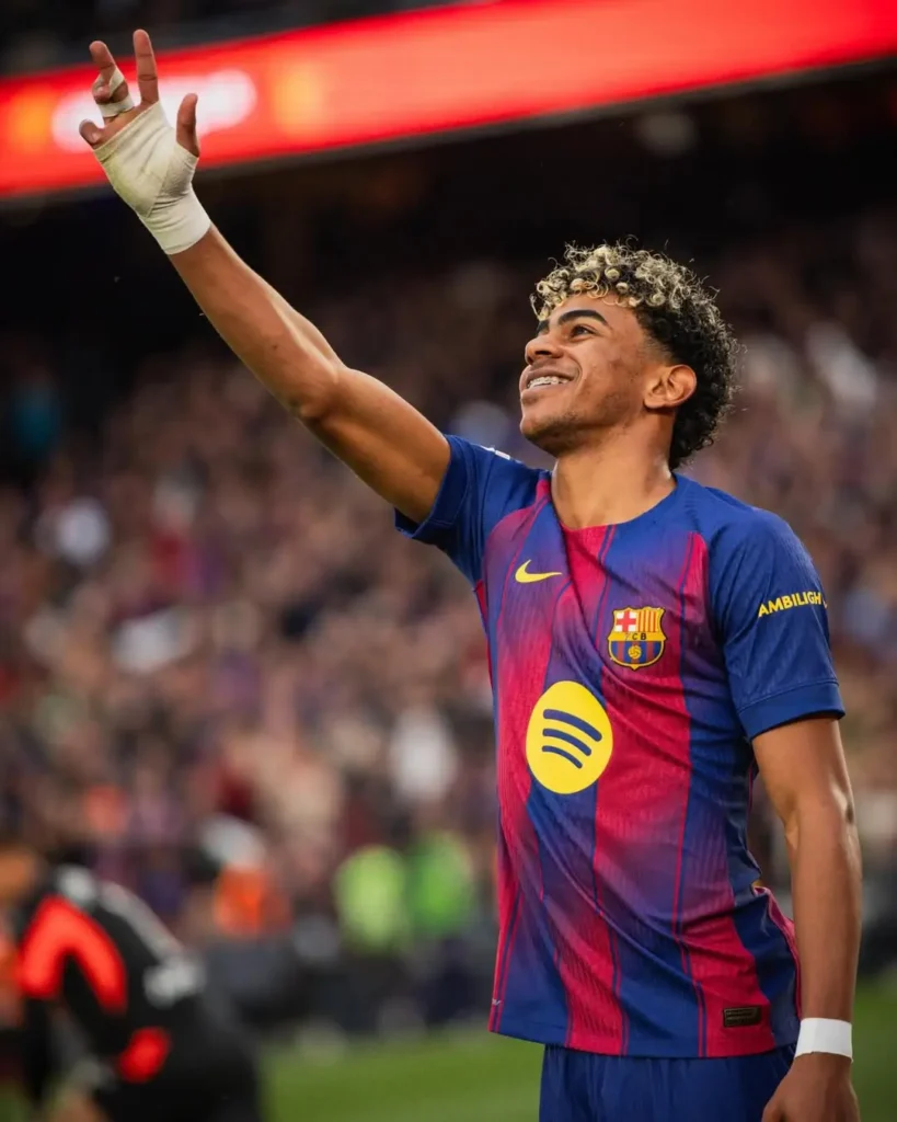 Lamine Yamal merayakan gol hat-trick saat Barcelona mengalahkan Villarreal 4-1 di La Liga.