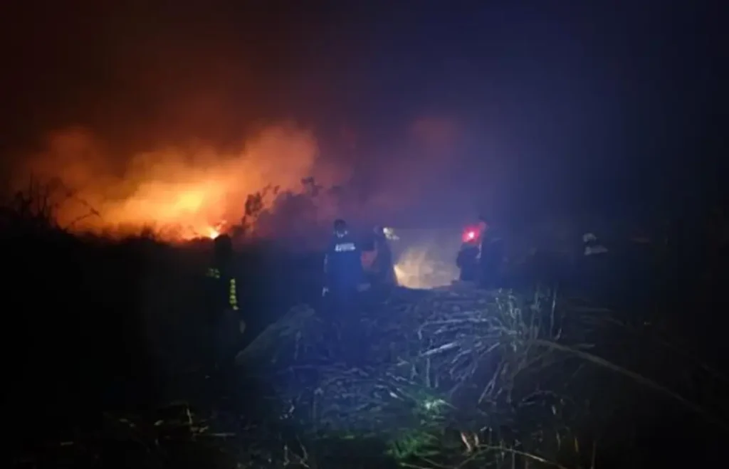 Kebakaran lahan gambut di Anjongan Mempawah mendekati ruko di pinggir jalan, Kamis (5/3/2026).