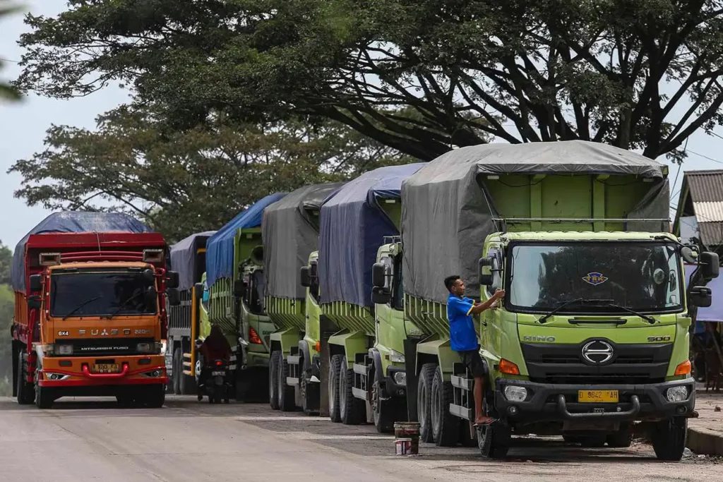 Truk angkutan barang melintas di jalan tol saat pembatasan mudik.