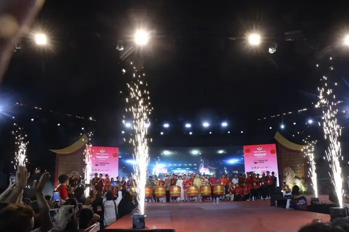 Wali Kota Singkawang Tjhai Chui Mie memukul loku saat penutupan Festival Cap Go Meh 2026 di Stadion Kridasana Singkawang.