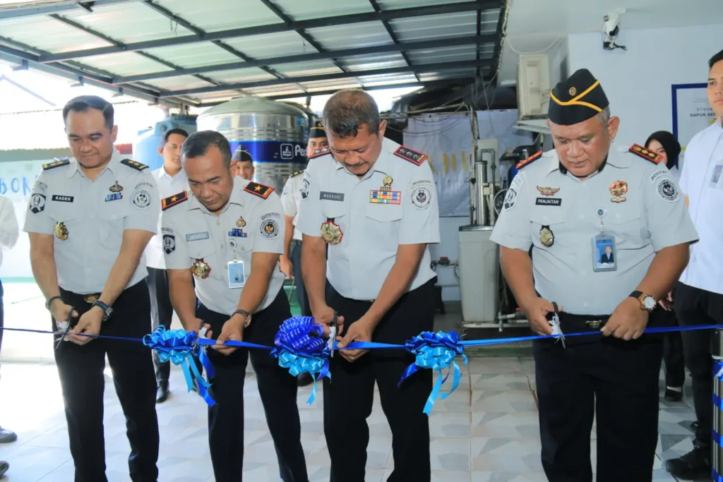 Dirjen PAS Mashudi meresmikan Dapur Sehat Kalbar di salah satu lapas di Pontianak didampingi jajaran Kanwil Ditjenpas Kalbar.
