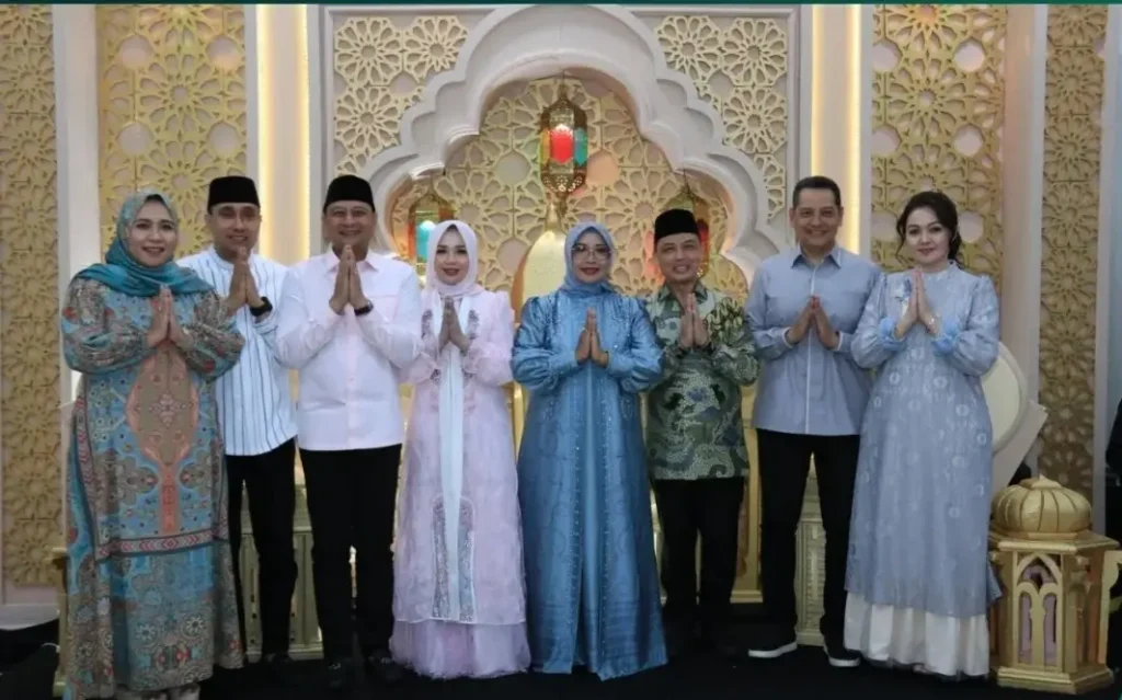 Gubernur Kalbar Ria Norsan bersama istri Ny. Hj. Erlina Ria Norsan saat kunjungan silaturahmi Idulfitri di Pontianak.