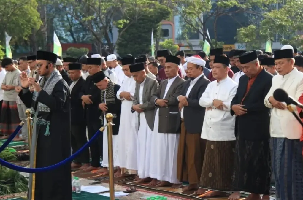 Ria Norsan melaksanakan salat Idulfitri bersama warga di Masjid Raya Mujahidin, Pontianak, (21/3/2026).