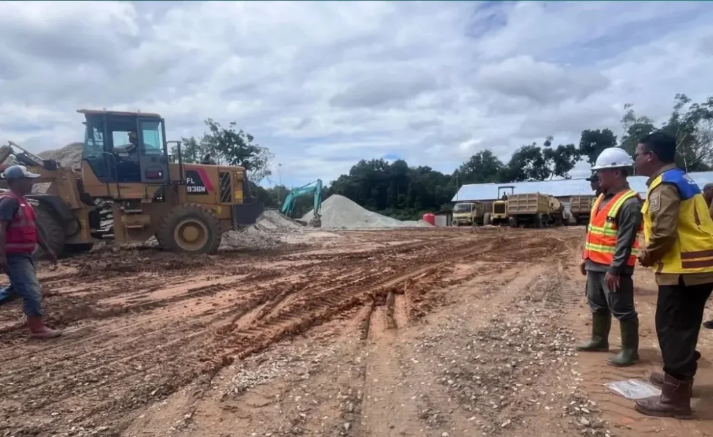 Gubernur Kalbar Ria Norsan meninjau jalan rusak parah yang menjadi prioritas perbaikan di Kalimantan Barat.