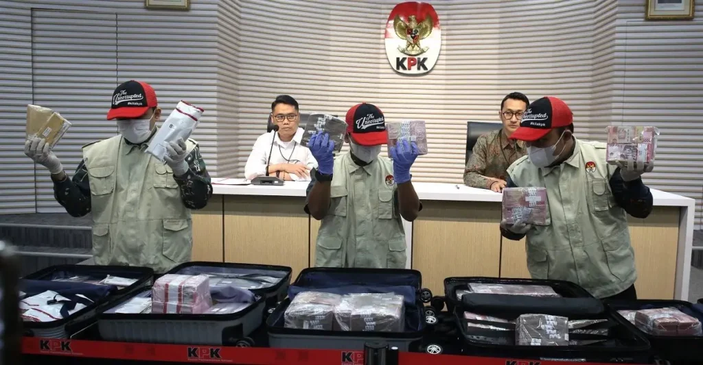 Petugas KPK menunjukkan barang bukti uang Rp5,19 miliar dalam koper hasil penggeledahan kasus korupsi Bea Cukai.