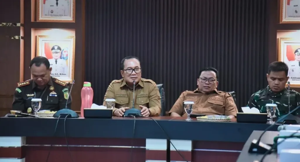 Rapat koordinasi Pemkab Kubu Raya bersama Forkopimda Plus untuk kesiapsiagaan menghadapi ancaman karhutla 2026.