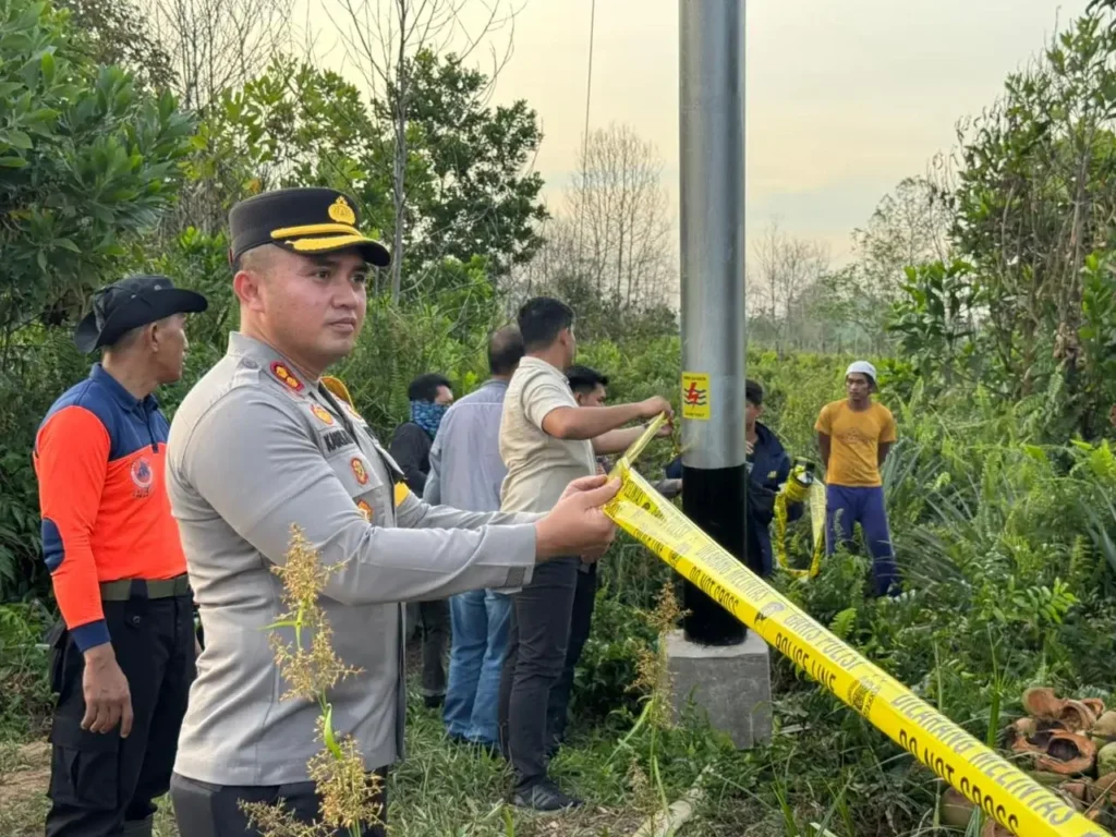 Garis polisi dipasang di lokasi kebakaran lahan Punggur Kecil oleh Polres Kubu Raya untuk penyelidikan.