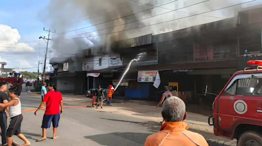Kebakaran ruko di Pasar Sosok Sanggau, (22/3/2026), hanguskan 10 bangunan.