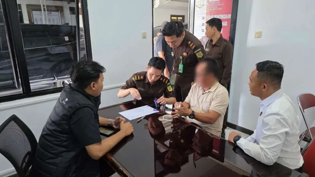 Tersangka kasus korupsi APBDes Desa Balai Ingin saat diserahkan penyidik Polres Sanggau ke Kejaksaan Negeri Sanggau untuk proses penuntutan Tahap II di Sanggau.