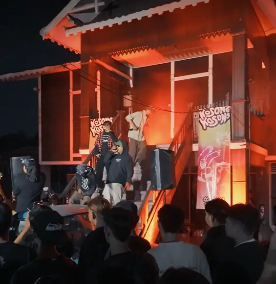 Ribuan penonton memadati Festival Kosong-Kosong 2026 di Museum Kalimantan Barat, Pontianak, (26/3/2026).