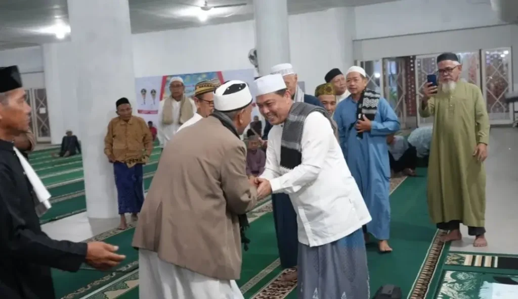 Ria Norsan berdialog dengan masyarakat usai menyampaikan kultum Subuh di Masjid Agung Singkawang.