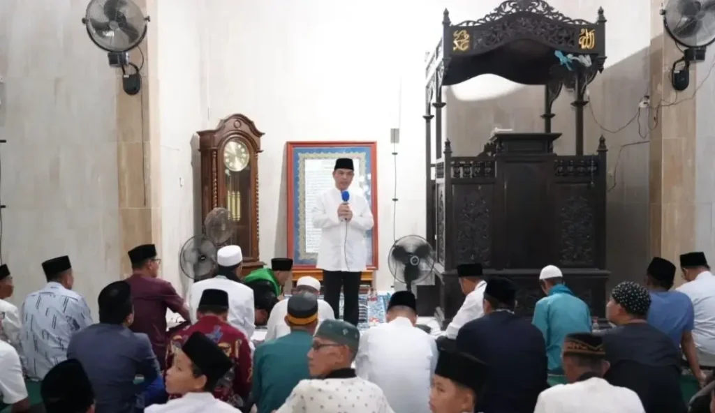 Gubernur Ria Norsan saat memberikan kultum di Masjid Keraton Ismahayana Landak, Minggu (1/3/2026).