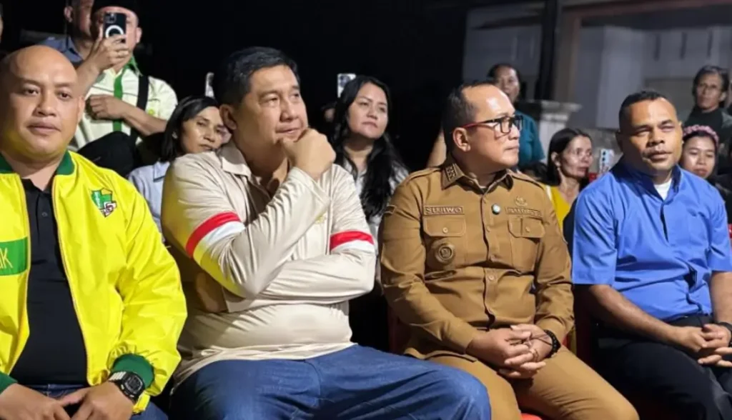 Maruarar Sirait bersama Sujiwo meninjau lokasi pembangunan Gereja Santo Petrus dan Paulus di Desa Kapur, Kabupaten Kubu Raya.