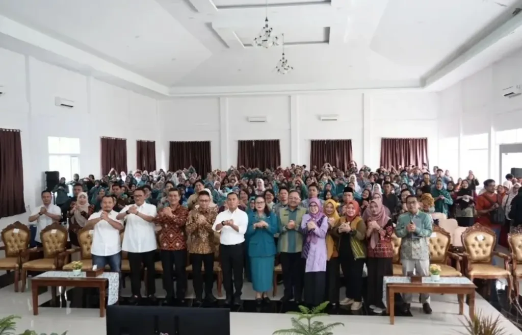 Menteri Wihaji bersama TP PKK Kalbar menyalurkan bantuan MP-ASI kepada ibu hamil dan balita dalam upaya pencegahan stunting di Pontianak.
