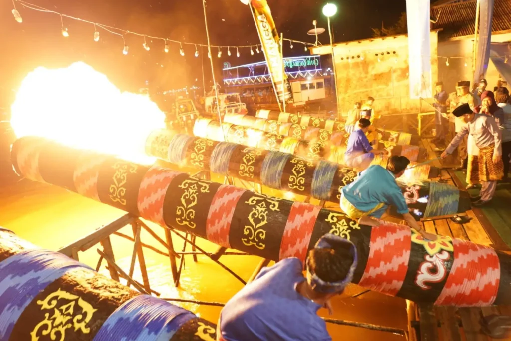 Deretan meriam karbit berjajar di tepian Sungai Kapuas Pontianak saat malam takbiran Idulfitri tahun 2024.