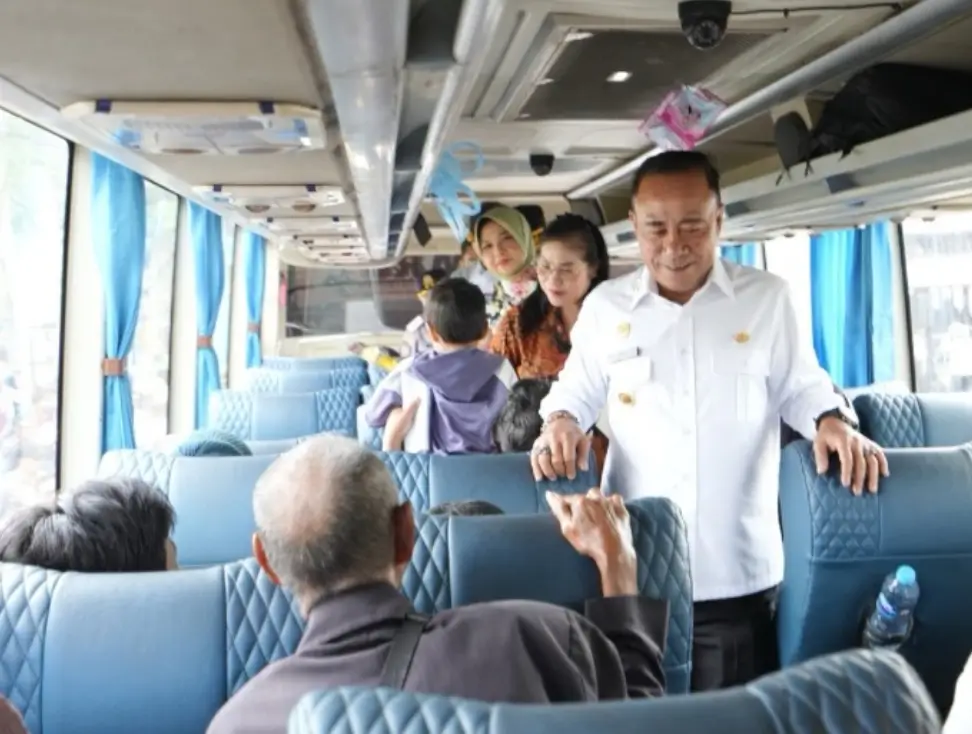 Wagub Kalbar Krisantus Kurniawan melepas peserta Mudik Gratis Khatulistiwa 2026 di Kantor Gubernur Kalbar Pontianak, (18/3/2026).