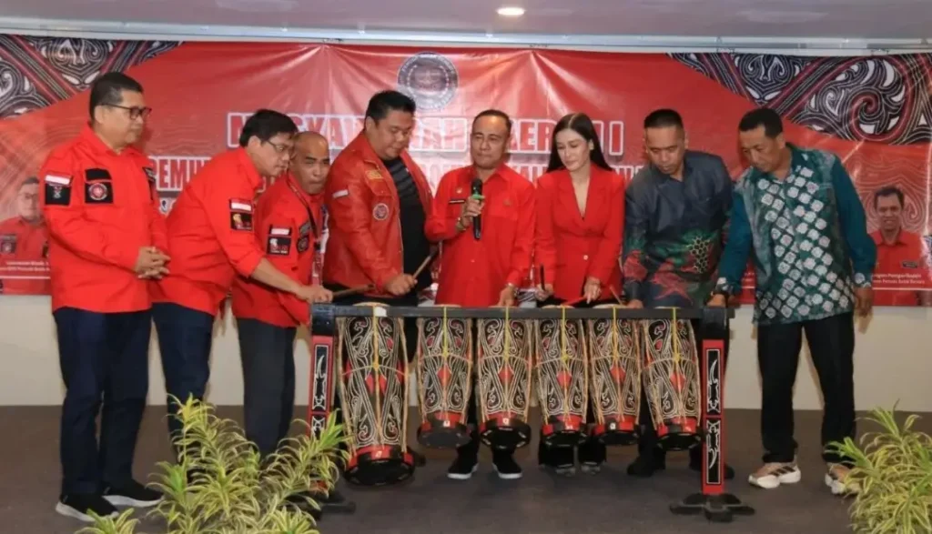 Wagub Kalbar Krisantus Kurniawan membuka Musda I Pemuda Batak Bersatu 2026 di Hotel Maestro Pontianak, (28/3/2026).