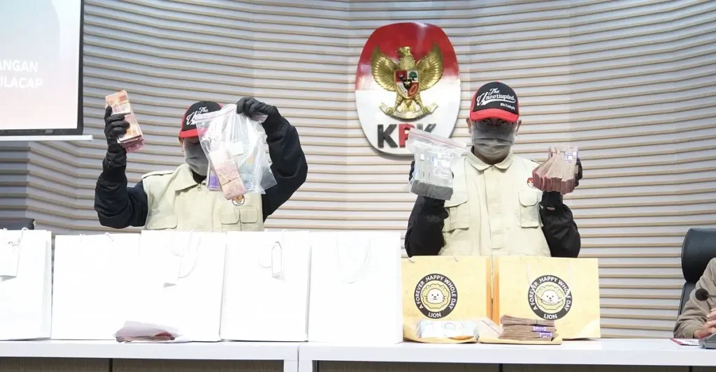 Barang bukti uang tunai Rp610 juta yang disita Komisi Pemberantasan Korupsi dalam operasi tangkap tangan kasus dugaan gratifikasi dana THR di Cilacap, Jawa Tengah.