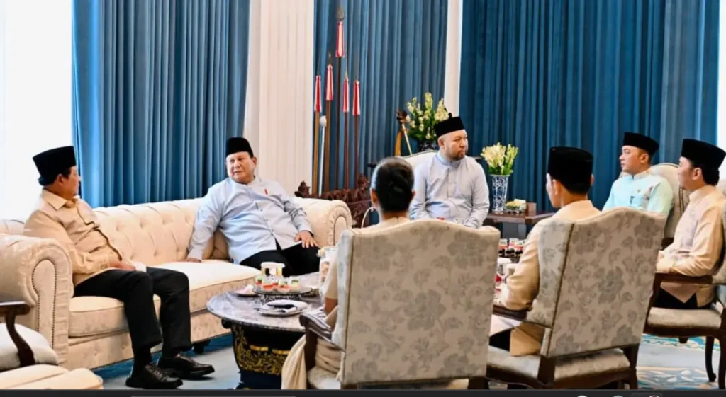 Prabowo Subianto bersama Joko Widodo dan Susilo Bambang Yudhoyono dalam open house Idulfitri di Istana Merdeka, (21/3/2026).