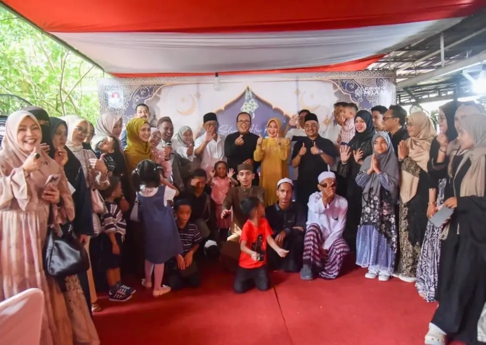 Suasana open house Sujiwo dipenuhi warga dengan nuansa kekeluargaan di Kubu Raya, 23/3/2026.