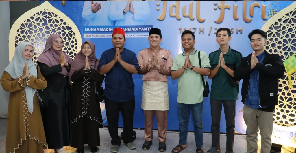 Muhammadin menyambut warga dalam open house Idulfitri di di Jalan Gunung Poteng, Singkawang, (22/3/2026).